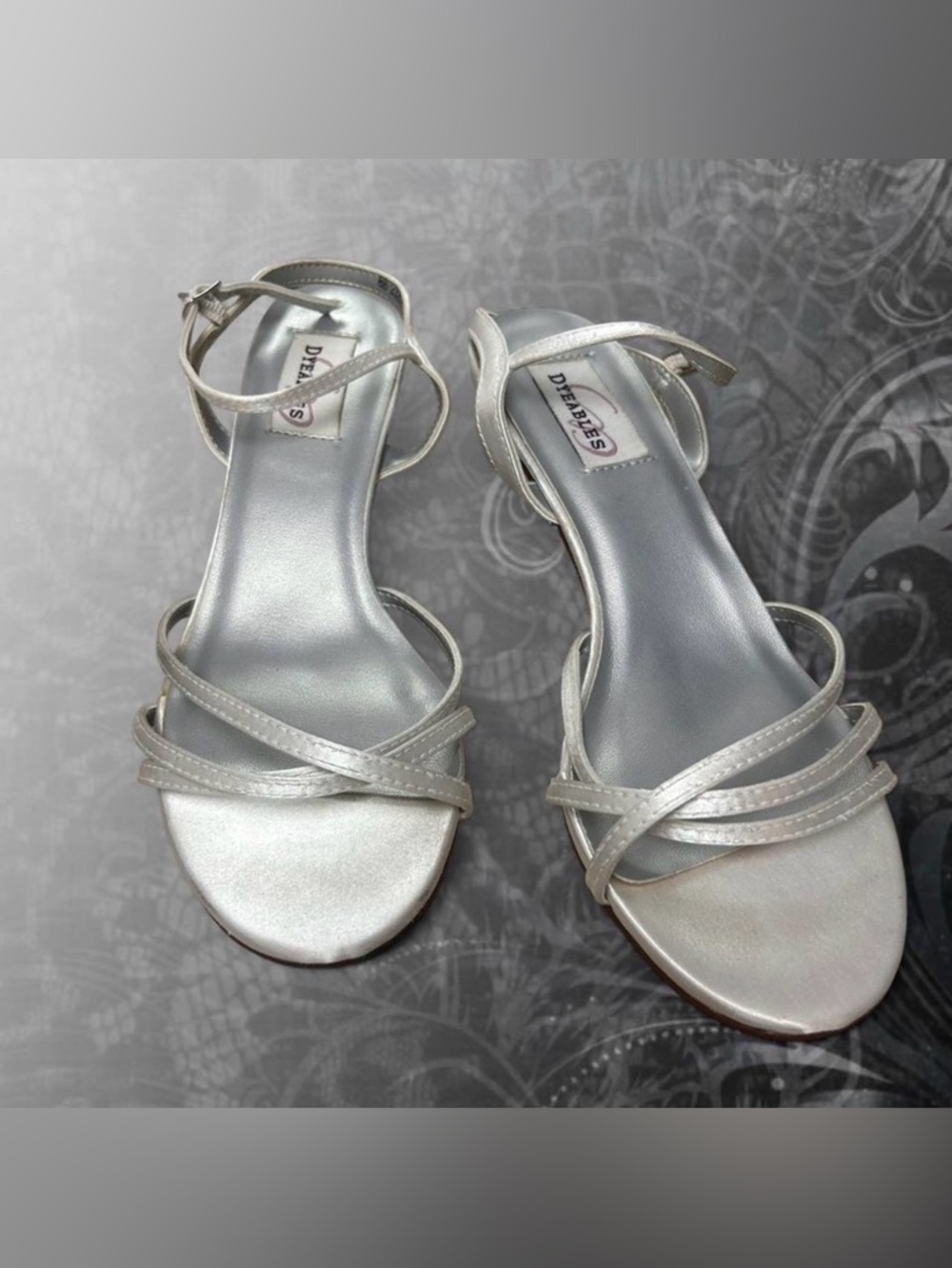 Stunning Vintage 2000 Silver Satin Kitten heels <33